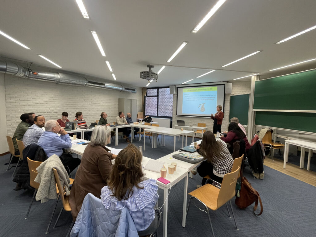 The seminar brought together researchers from various disciplines including anthropology, history, and biology to examine flying foxes, insectivorous bats, and their relationships with indigenous and local populations throughout the Indo-Pacific.